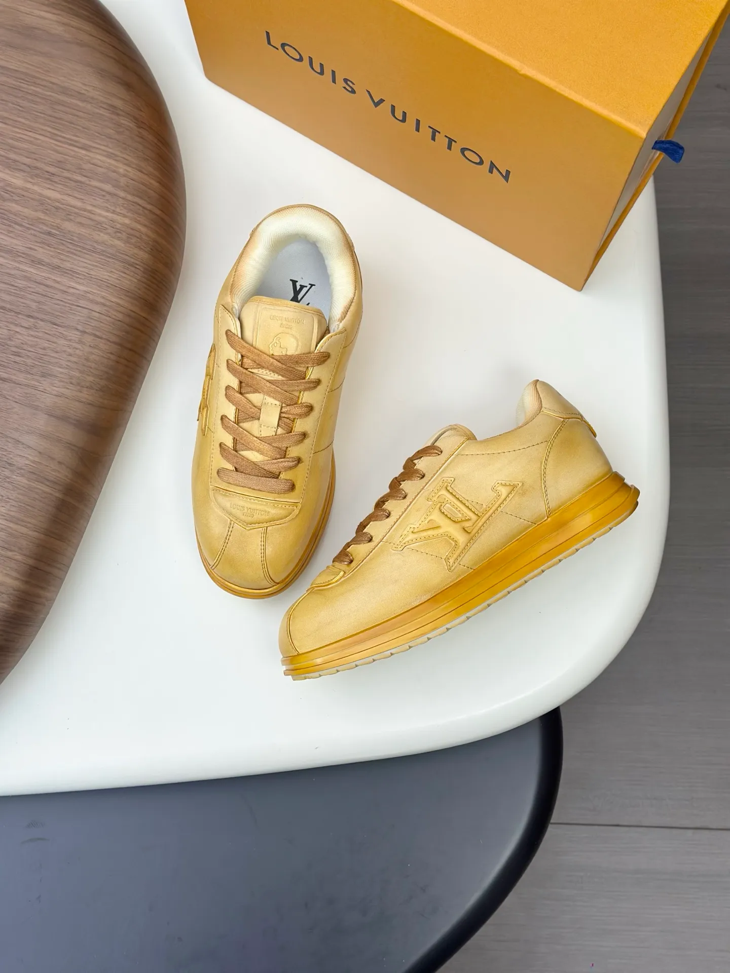 💰800💰Full package💰Top version Washed LV-Louis Vuitton-Classic catwalk new style 1:1 developed replica of the original version! ! The upper foot is very comfortable. It is made of luxurious materials, washed with fine workmanship, and the midsole is printed with English letters "Made in Europe." The upper is made of calfskin imported from Italy. The side is decorated with the brand's LOGO and signature. The latest latex foot pads and mesh lining make the foot feel super comfortable. The original two-color TPU combination outsole is specially provided by the original factory. Bag technology Goodyear stitched edges Fabric: Exclusive custom first-layer cowhide Accessories: Exclusive private model Vuitton logo, lining: Customized silk mesh lining - first-layer silk cowhide lining Outsole: TPU combination outsole wear-resistant, non-slip and anti-yellowing Foot pads: new latex pads-mesh sweat-absorbent Counter technology: fully computerized sewing machine wire drawing Toe box back cover Hot and cold shaping Full set of pull-top last with medium and low logo pattern Counter packaging - Shoelaces, certificates, cards, instructions, certificates of quality, dust bags, the most comprehensive packaging on the Internet, men's sizes 39-44 (38/45 custom-made, non-refundable!